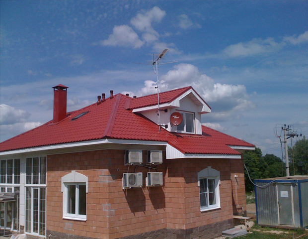 Антенны на крыше дома.