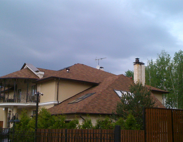Эфирная антенна на крыше.