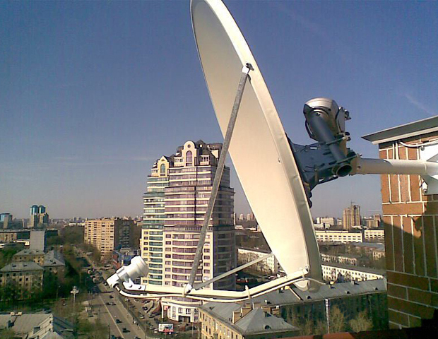 Моторизованная спутниковая антенна. Фото.