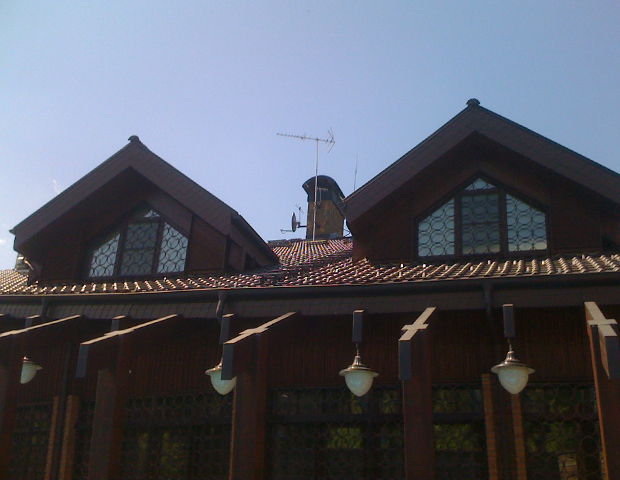 Спутниковая антенна НТВ плюс на крыше.