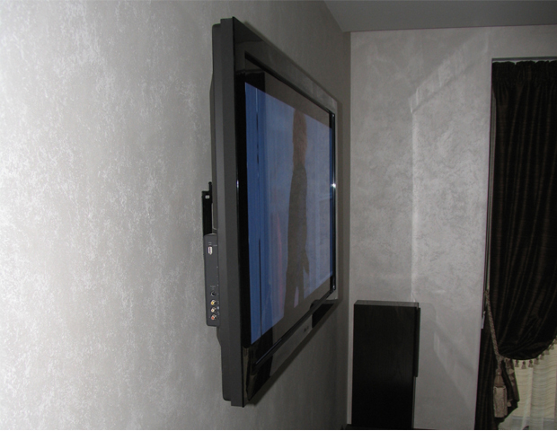 Телевизор на стене, вид сбоку.